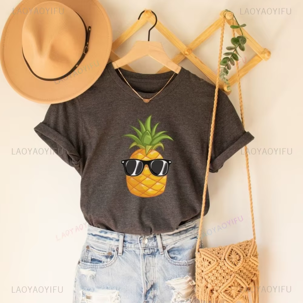 Ananas fruits hauts t-shirt un modèle de dessin animé intéressant et mignon d'ananas portant des lunettes de soleil