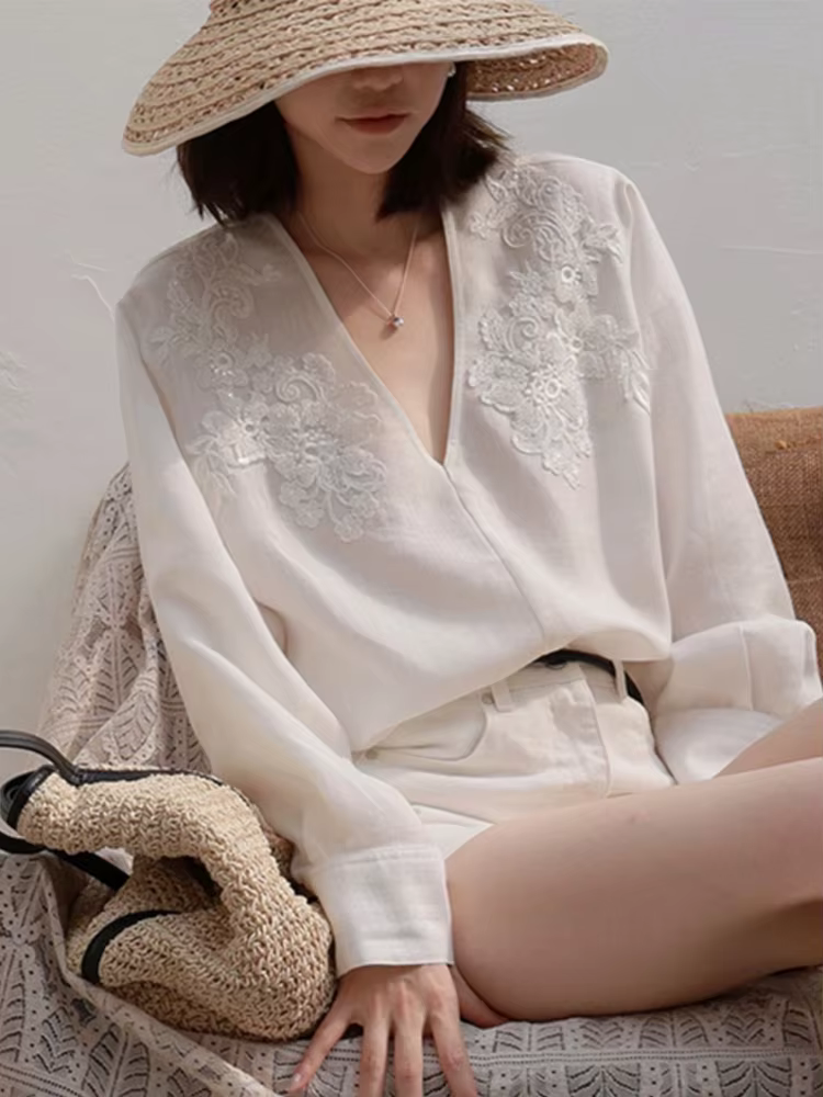 Chemise à broderies florales pour femmes 2026 Blusas Mujer De Moda Manches longues Col en V Blouses Chic Vintage coréen Hauts féminins